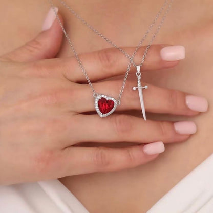 COLLAR CORAZÓN ESPADA💖. Elegancia, estilo y significado. Incluye caja de presentación 🎀
