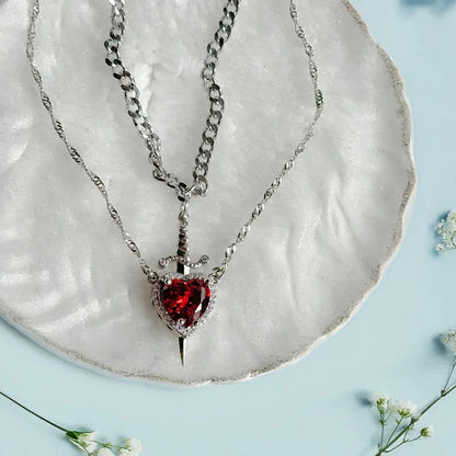 COLLAR CORAZÓN ESPADA💖. Elegancia, estilo y significado. Incluye caja de presentación 🎀