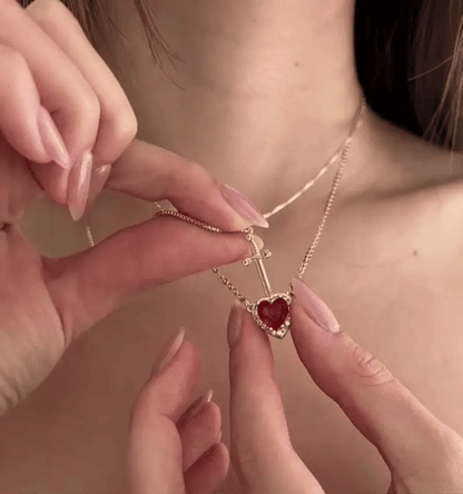 COLLAR CORAZÓN ESPADA💖. Elegancia, estilo y significado. Incluye caja de presentación 🎀